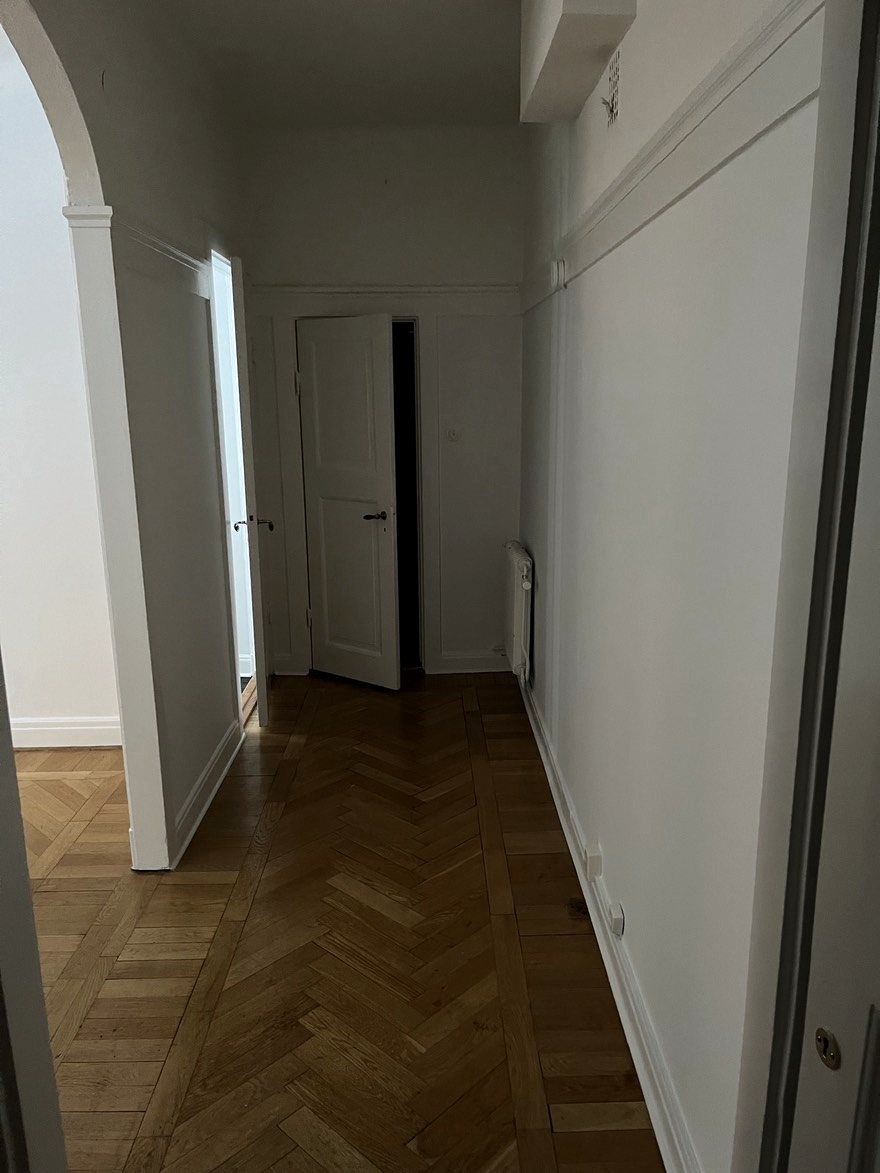 Nymålad hall med fiskbensparkett